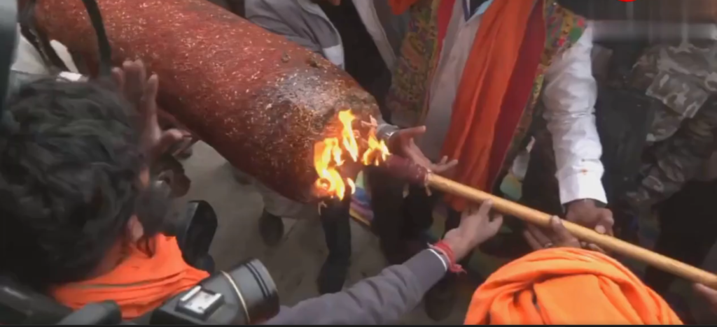 ayodhya-108-fit-agarbatti-burned-by-ramlala-bhakta-in-ayodhya